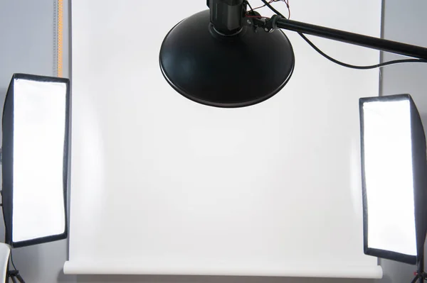 Witte studio met verlichting — Stockfoto