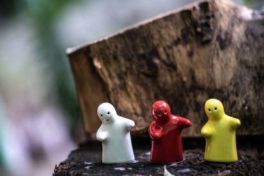 Aşkı gösteren doğal kütükler ve sahneler üzerindeki seramik bebekler