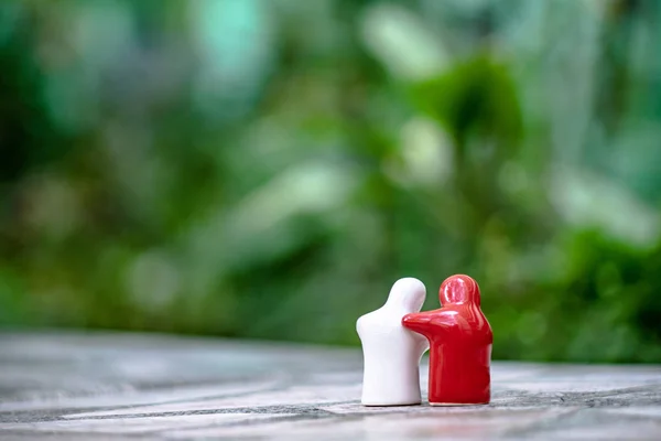 Rode en witte keramische poppen in de liefdesscène Triest en gebroken hart — Stockfoto