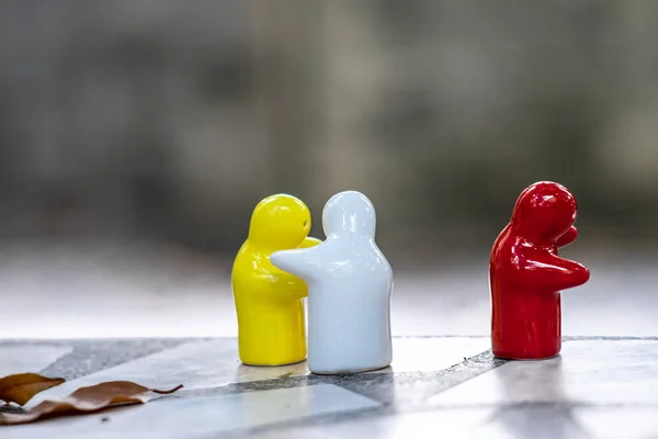 Keramische poppen op de stenen vloer met verschillende emoties — Stockfoto