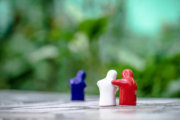 Keramische poppen op groene natuurlijke achtergronden en scènes — Stockfoto