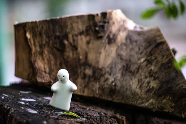 Keramische poppen op natuurlijke oude stompen en scènes die liefde tonen in — Stockfoto