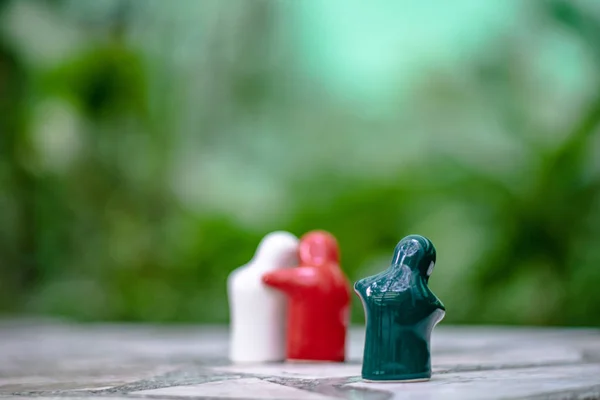 Keramische poppen op groene natuurlijke achtergronden en scènes — Stockfoto