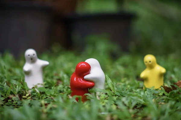 Keramische poppen op groene natuurlijke achtergronden en scènes — Stockfoto