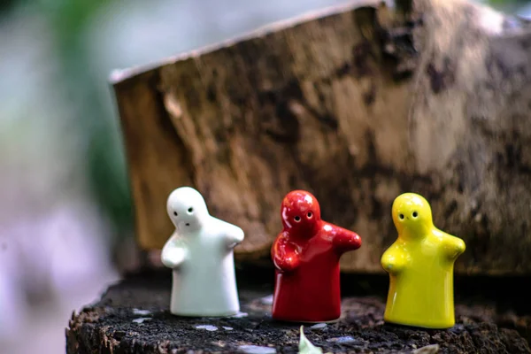 Keramische poppen op natuurlijke oude stompen en scènes die liefde tonen in — Stockfoto