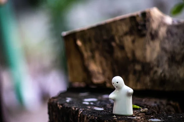 Keramische poppen op natuurlijke oude stompen en scènes die liefde tonen in — Stockfoto