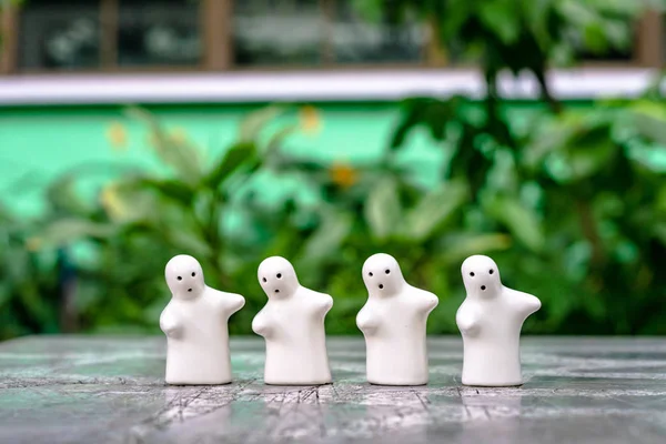 Witte keramische pop Tegen de natuurlijke groene achtergrond en boke — Stockfoto