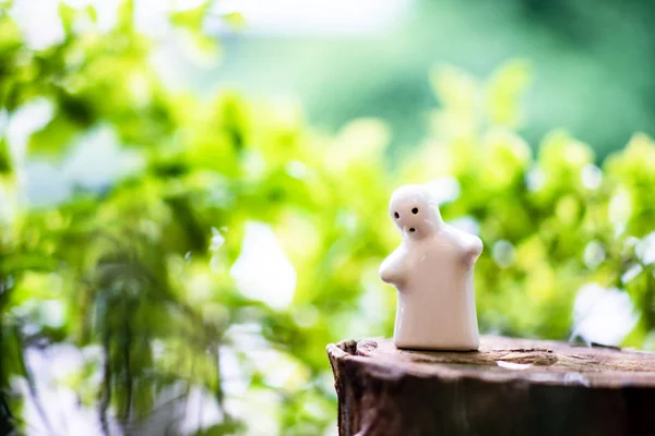 Witte keramische pop Tegen de natuurlijke groene achtergrond en boke — Stockfoto