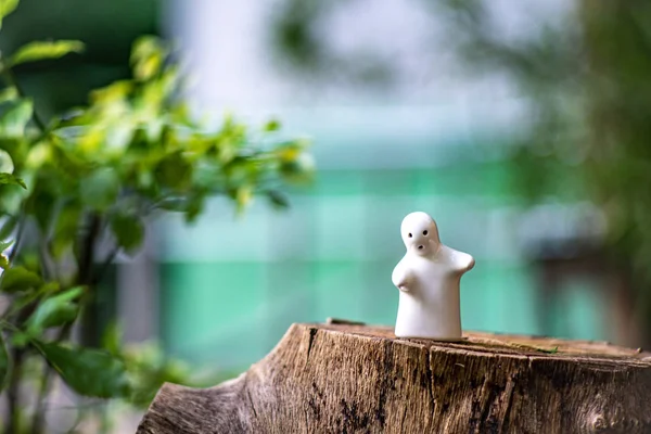 Witte keramische pop Tegen de natuurlijke groene achtergrond en boke — Stockfoto