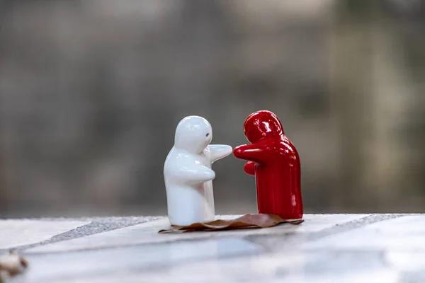 Rode en witte keramische poppen in de liefdesscène Triest en gebroken hart — Stockfoto