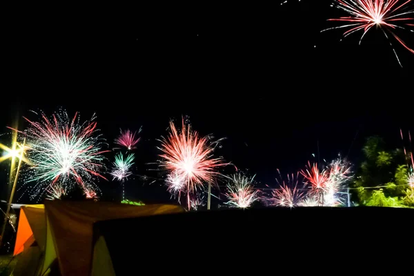 Fotos de fuegos artificiales de colores en el cielo nocturno para celebrar la — Foto de Stock