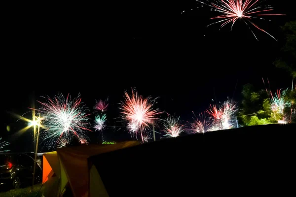 Fotos de fuegos artificiales de colores en el cielo nocturno para celebrar la — Foto de Stock