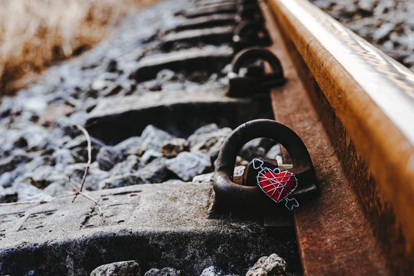 Η κόκκινη καρδιά στηρίζεται σε παλιές σιδερένιες γραμμές τρένου.. — Φωτογραφία Αρχείου