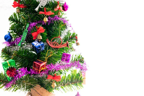 Pohon Natal hijau dihiasi dengan hadiah dan latar belakang putih — Stok Foto