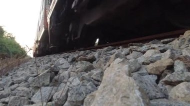 Geçen bir trenin görüntüsü.