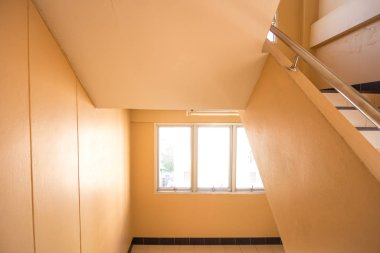 Yurdun koridorundaki pencere.