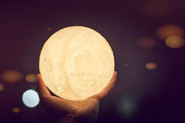 Obrázek ruky držící model Měsíce v noci — Stock fotografie