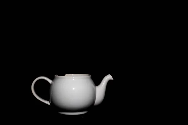 Photo of a white ceramic kettle with shadows from light and a bl — Stock Photo, Image