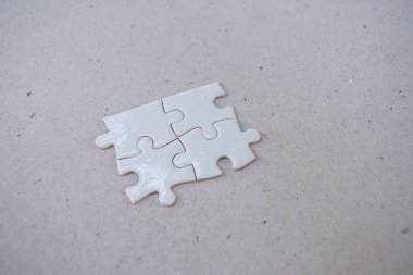 Kağıt arkaplanda dört parçalı beyaz bulmaca