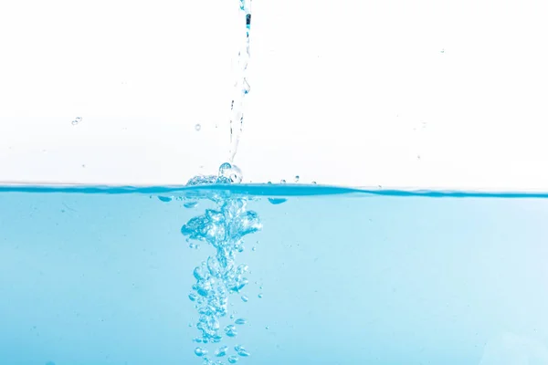 Plusk wody i fala izolowane na białym tle — Zdjęcie stockowe