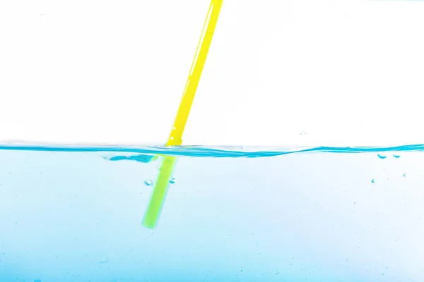 Wasserspritzer und Wellen isoliert auf weißem Hintergrund — Stockfoto
