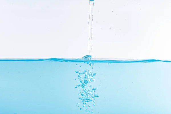 Plusk wody i fala izolowane na białym tle — Zdjęcie stockowe