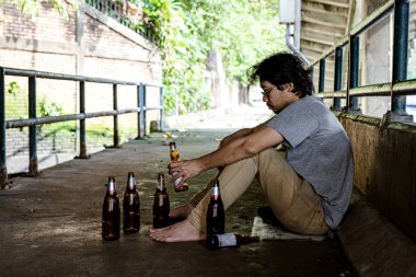 Portre. Adam ne yazık ki köprünün altında içki içiyordu..