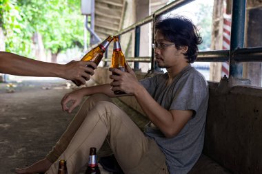 Sarhoş bir adamın portresi sarhoş bir adama çarpıyor.