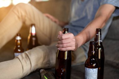 Önünde şişe tutan sarhoş bir adamın portresi.