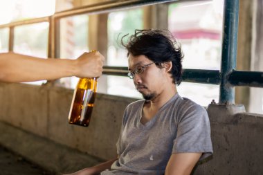 Eline alkol alıp başka birine ver.