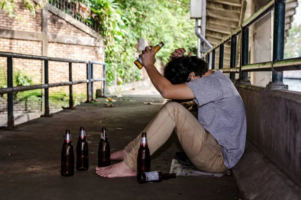 Portré Az az ember sajnos italt ivott a híd alatt.. — Stock Fotó