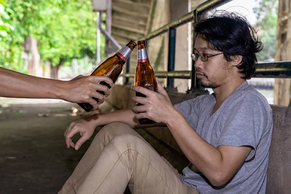 Portret van een dronkaard die botst met een dronken man — Stockfoto