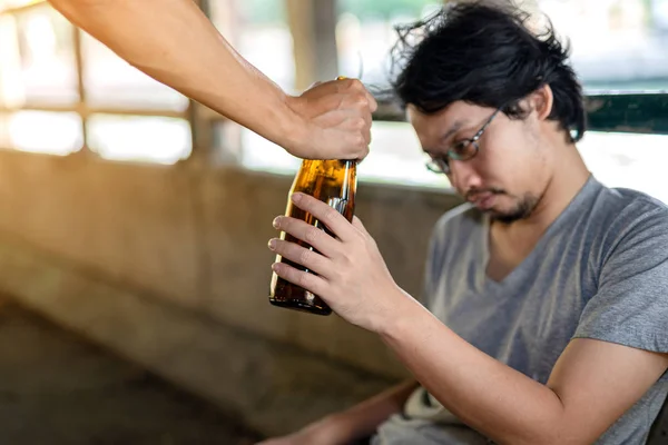 O retrato entregou álcool a um bêbado e ele levou-o. . — Fotografia de Stock