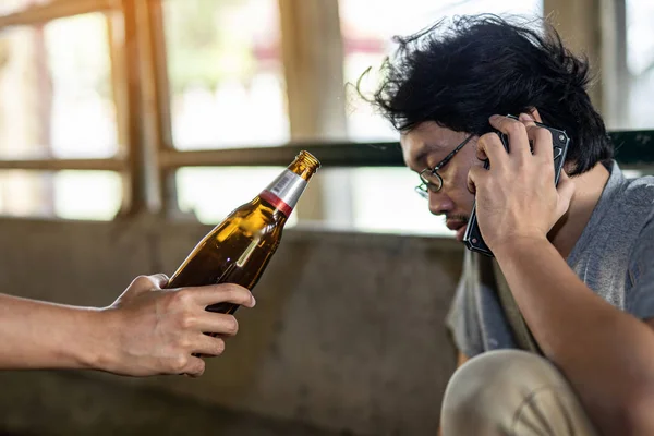Egy alkoholos üveget tartó és ano-nak átadott személy portréja — Stock Fotó