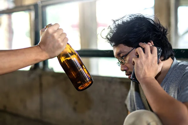 Retrato de una persona sosteniendo una botella de licor y entregada a un — Foto de Stock