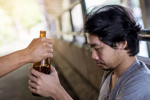 Portrait a remis de l'alcool à un ivrogne et il l'a pris . — Photo
