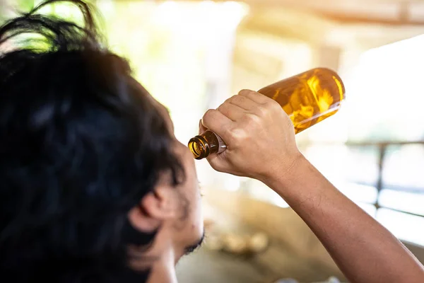 Portrét Opilý muž zvedá láhev k pití. — Stock fotografie