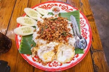 Kızarmış fesleğenli pirinç, büyük tepsi.