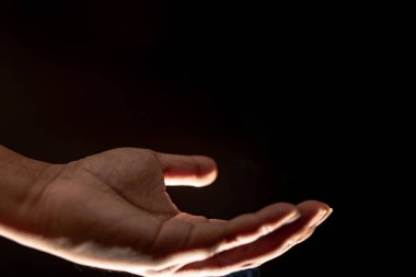 Yakın plan görüntüleme ve dumanlı siyah arkaplan