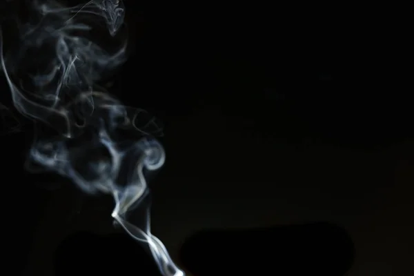 黑色背景中的香和光的抽象烟雾 — 图库照片