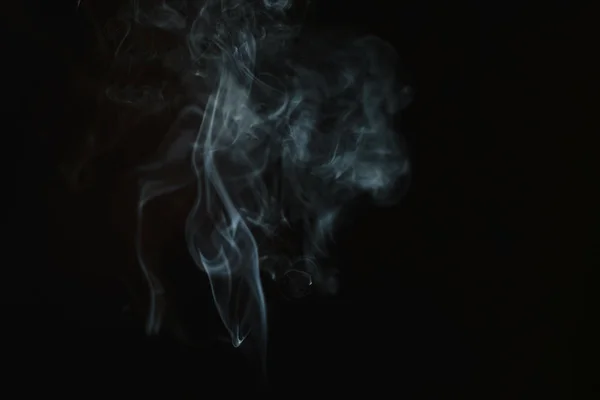 Tütsüden çıkan soyut duman ve siyah arka plandaki ışık — Stok fotoğraf
