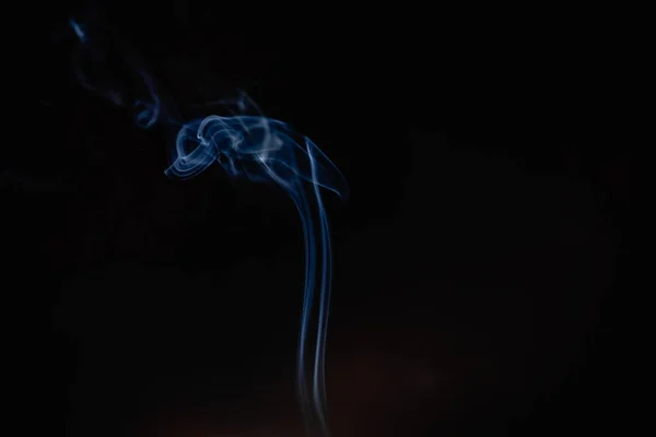 Fumaça abstrata de incenso e luz em um fundo preto — Fotografia de Stock