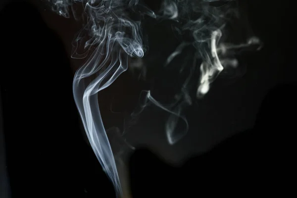 Streszczenie dymu z kadzidła i światła w czarnym tle — Zdjęcie stockowe