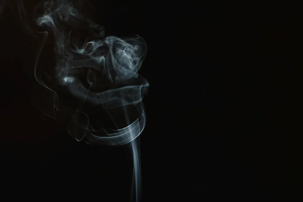 Streszczenie dymu z kadzidła i światła w czarnym tle — Zdjęcie stockowe