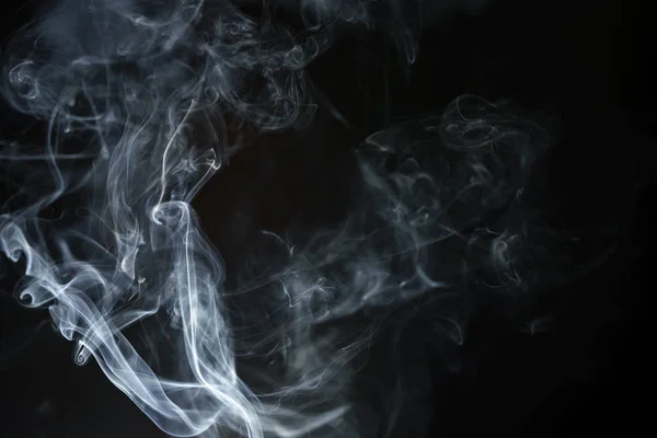 Abstrakt rök från rökelse och ljus i svart bakgrund — Stockfoto