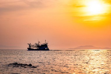 Deniz ve günbatımı ışık arkaplan resimli gökyüzü resmi