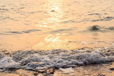 Deniz ve günbatımı ışık arkaplan resimli gökyüzü resmi