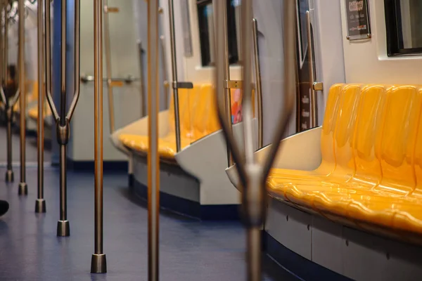 Foto di sedili e pilastri sul treno . — Foto Stock