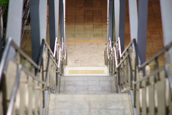 Fotos de escaleras que suben al skytrain . — Foto de Stock