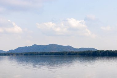 Nehirlerin ve dağların doğal manzara fotoğrafları